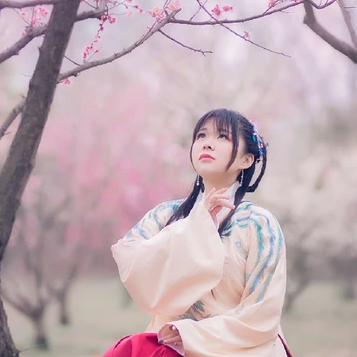 漫天桃花帶折扇女生頭像，唯美古風(fēng)真人頭像