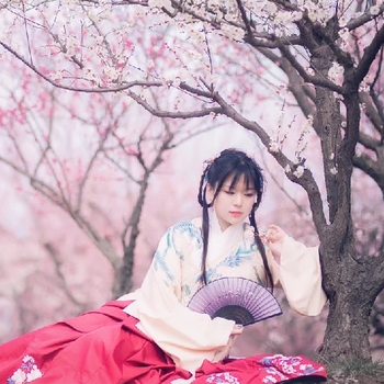 漫天桃花帶折扇女生頭像，唯美古風(fēng)真人頭像