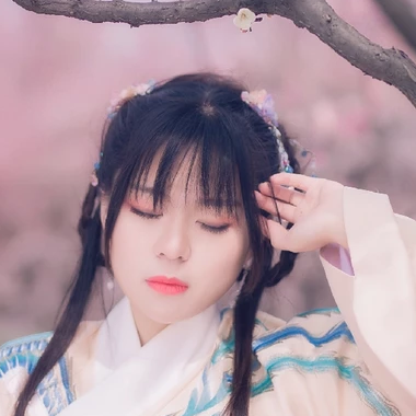 漫天桃花帶折扇女生頭像，唯美古風(fēng)真人頭像