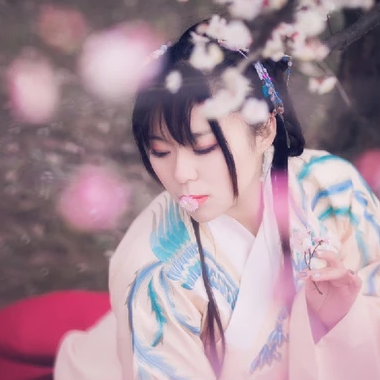 漫天桃花帶折扇女生頭像，唯美古風(fēng)真人頭像