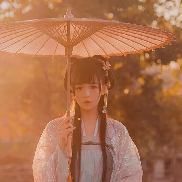 古典優(yōu)雅帶團(tuán)扇女生頭像，唯美古風(fēng)真人頭像