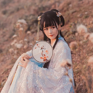 古典優(yōu)雅帶團(tuán)扇女生頭像，唯美古風(fēng)真人頭像