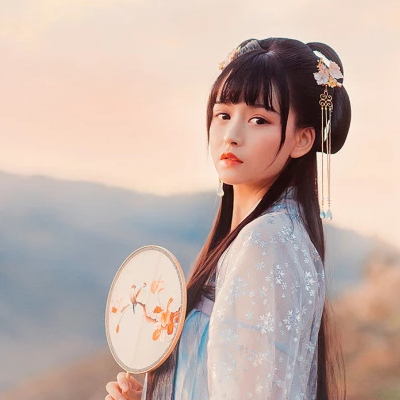 古典優(yōu)雅帶團(tuán)扇女生頭像，唯美古風(fēng)真人頭像