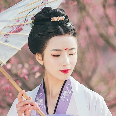 桃林探春帶傘女生頭像，唯美古風真人頭像