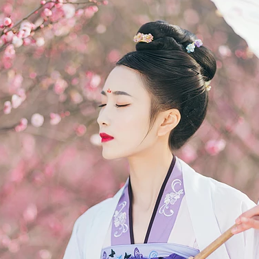 桃林探春帶傘女生頭像，唯美古風真人頭像