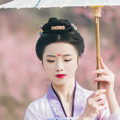 桃林探春帶傘女生頭像，唯美古風真人頭像