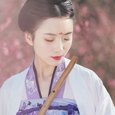 桃林探春帶傘女生頭像，唯美古風真人頭像