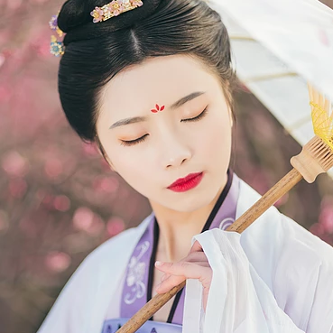 桃林探春帶傘女生頭像，唯美古風真人頭像