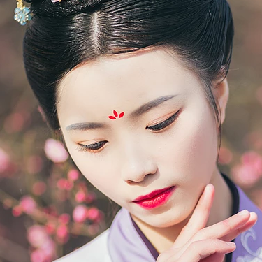 桃林探春帶傘女生頭像，唯美古風真人頭像