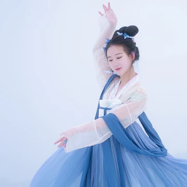 翩然蝴蝶帶傘女生頭像，唯美古風(fēng)真人頭像