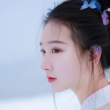 翩然蝴蝶帶傘女生頭像，唯美古風(fēng)真人頭像