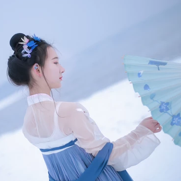 翩然蝴蝶帶傘女生頭像，唯美古風(fēng)真人頭像