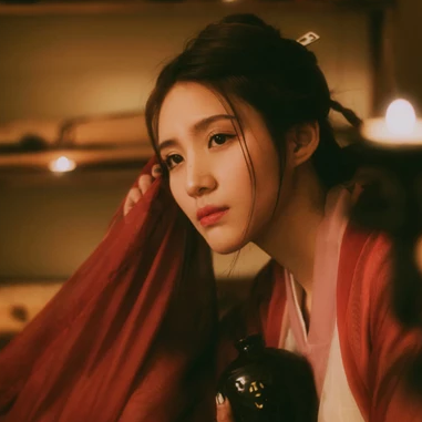 紅衣傷感喝酒女生頭像，唯美古風真人頭像
