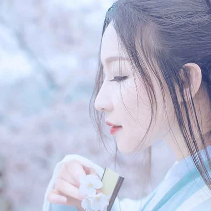 淡雅櫻花帶折扇女生頭像，唯美古風(fēng)真人頭像