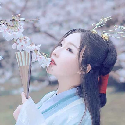 淡雅櫻花帶折扇女生頭像，唯美古風(fēng)真人頭像