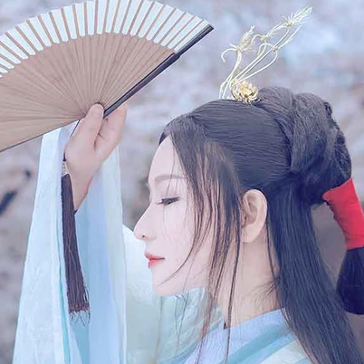 淡雅櫻花帶折扇女生頭像，唯美古風(fēng)真人頭像