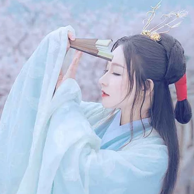 淡雅櫻花帶折扇女生頭像，唯美古風(fēng)真人頭像