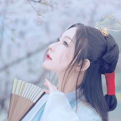 淡雅櫻花帶折扇女生頭像，唯美古風(fēng)真人頭像
