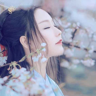 淡雅櫻花帶折扇女生頭像，唯美古風(fēng)真人頭像