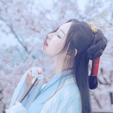 淡雅櫻花帶折扇女生頭像，唯美古風(fēng)真人頭像