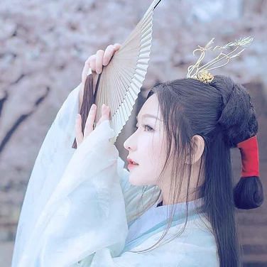 淡雅櫻花帶折扇女生頭像，唯美古風(fēng)真人頭像