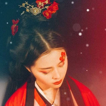 紅梅拂面女生頭像，唯美古風真人頭像