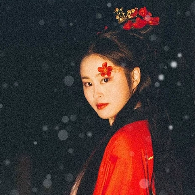 紅梅拂面女生頭像，唯美古風真人頭像