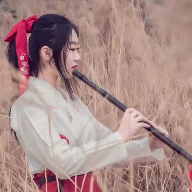 蘆葦叢文藝吹笛女生頭像，唯美古風(fēng)真人頭像