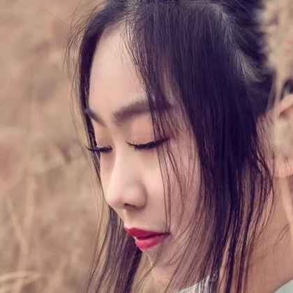蘆葦叢文藝吹笛女生頭像，唯美古風(fēng)真人頭像