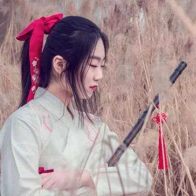 蘆葦叢文藝吹笛女生頭像，唯美古風(fēng)真人頭像