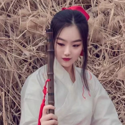 蘆葦叢文藝吹笛女生頭像，唯美古風(fēng)真人頭像