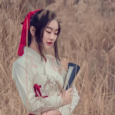 蘆葦叢文藝吹笛女生頭像，唯美古風(fēng)真人頭像