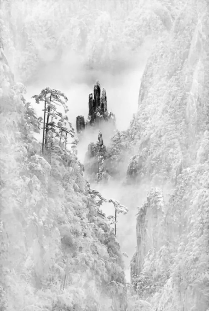 雪后黃山風(fēng)景宛如人間仙境，舞一曲雪中霓裳羽