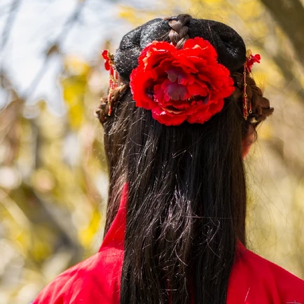 嬌艷花朵紅衣女生頭像，唯美古風(fēng)真人頭像