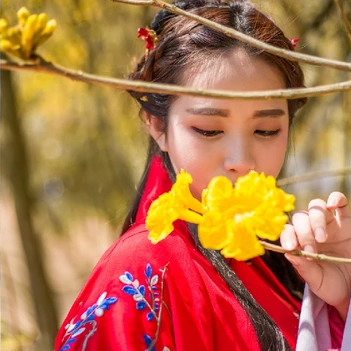 嬌艷花朵紅衣女生頭像，唯美古風(fēng)真人頭像