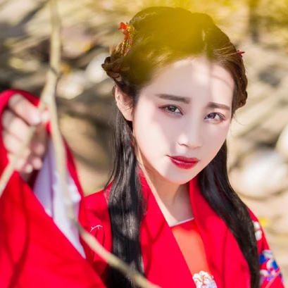 嬌艷花朵紅衣女生頭像，唯美古風(fēng)真人頭像