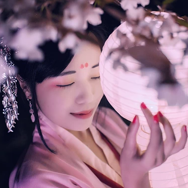 夜晚粉櫻帶燈女生頭像，唯美古風(fēng)真人頭像