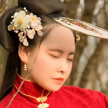 紅衣持團扇女生頭像，唯美古風真人頭像