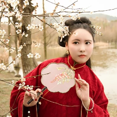 紅衣持團扇女生頭像，唯美古風真人頭像