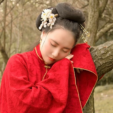 紅衣持團扇女生頭像，唯美古風真人頭像