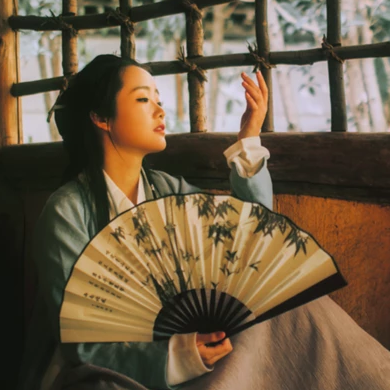 離別傷感帶折扇女生頭像，唯美古風(fēng)真人頭像