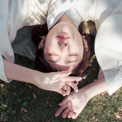 青春白衣帶折扇女生頭像，唯美古風(fēng)真人頭像