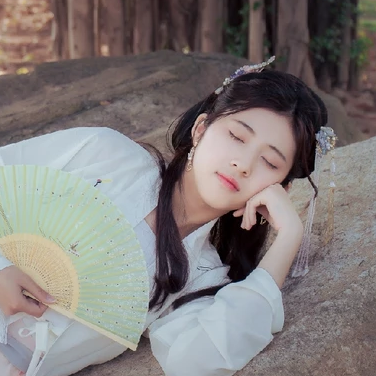 青春白衣帶折扇女生頭像，唯美古風(fēng)真人頭像