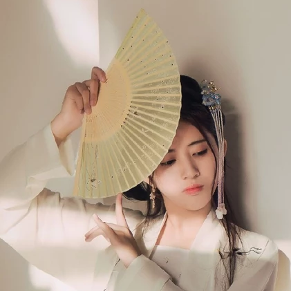 青春白衣帶折扇女生頭像，唯美古風(fēng)真人頭像