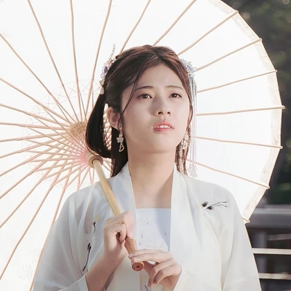 青春白衣帶折扇女生頭像，唯美古風(fēng)真人頭像