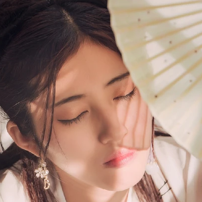 青春白衣帶折扇女生頭像，唯美古風(fēng)真人頭像