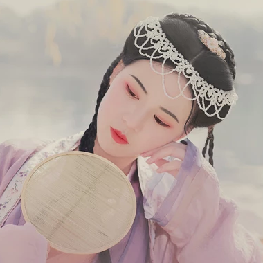 唯美古風(fēng)真人頭像：春色花期帶團扇女生頭像