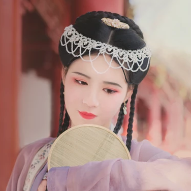 唯美古風(fēng)真人頭像：春色花期帶團扇女生頭像