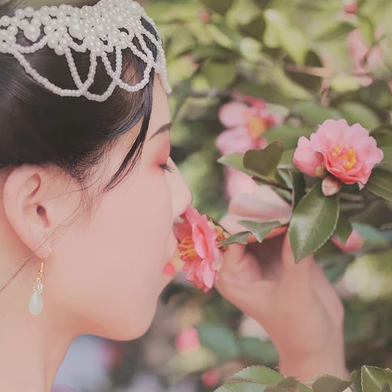 唯美古風(fēng)真人頭像：春色花期帶團扇女生頭像