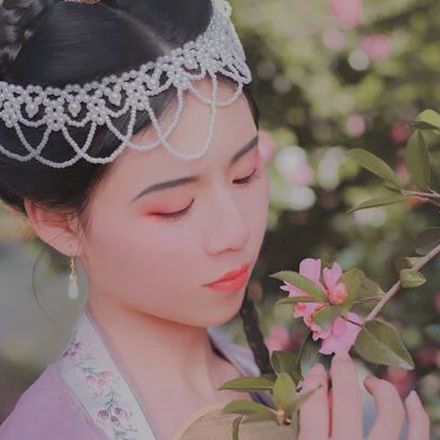 唯美古風(fēng)真人頭像：春色花期帶團扇女生頭像